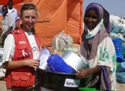 Essgeschirr und Töpfe, Eimer und Wasserkanister sollen wichtig sein? Ja, sie sind es. Und verändern die Leben der Flüchtlinge. Foto: humedica/Sven Ramones