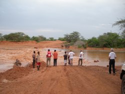 Erst blieb jahrelang die Regenzeit aus, dann verursachten schwerste Regenfälle Überschwemmungen, welche die Lage der Flüchtlinge zusätzlich erschwerte. Foto: humedica/Heidi Zach