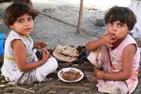 Stärkende Nahrung und Zuwendung für unterernährte Kinder