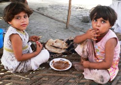 Gemeinsam mit dem lokalen Partner RSCP versorgte humedica 1.000 unterernährte Kinder mit Nahrung und gab ihnen Zuwendung. Foto: humedica/Toni Großhauser