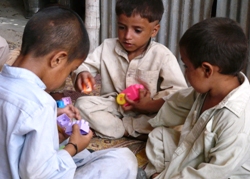 Beim Spielen hatten die Kinder die Möglichkeit, ihre traumatischen Erlebnisse der Flutkatastrophe besser zu verarbeiten. Foto: humedica/Ruth Bücker
