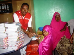 humedica-Mitarbeiter Ibrahim verteilt Schulhefte und Stifte an Familien aus dem Patenschaftsprogramm in Jijiga, Äthiopien. Foto: humedica