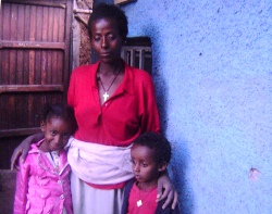 Übernehmen Sie eine Patenschaft für Fantanesh und bescheren Sie damit ihr und ihren beiden Kindern Kalkidan und Tariku einen Ausweg aus ihren widrigen Lebensumständen. Foto: humedica