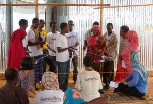 Während eines Rollenspiels lernten die Seminarteilnehmer, sich in die Lage hilfsbedürftiger Frauen besser hineinzuversetzen. Foto: humedica/Thomas Adelsberger