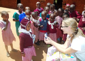humedica-Koordinatorin Katja Weber blickt beim Verteilen der bunten Päckchen in viele erwartungsfreudige Kindergesichter. Foto: humedica