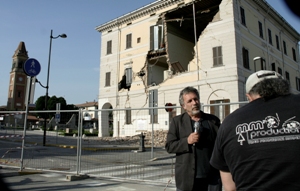 In Sant`Agostino rief Michele Oliveri die Bevölkerung vor laufender Kamera zu Spenden auf. Foto: privat