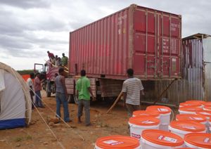 Gemeinsam sind wir stark: In weniger als einer Stunde wechselten 10 Tonnen nahrhafte Kartoffelsuppe zwei Mal ihren Standort. Foto: humedica