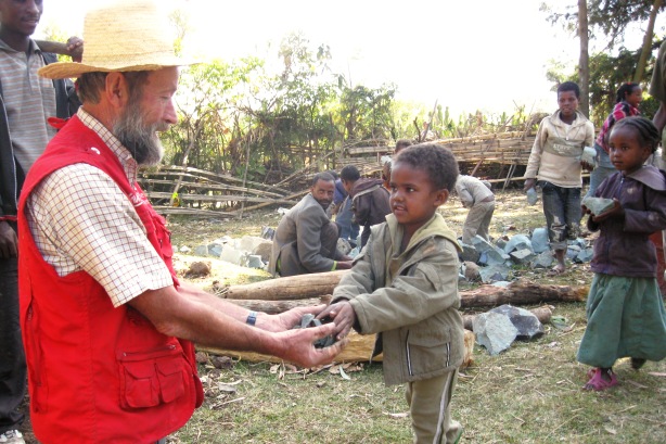 Ein Brunnen erleichtert das Leben von bis zu tausend Personen maßgeblich. Dass dabei jeder mit anpackt, scheint selbst für die Kleinsten selbstverständlich. Foto: humedica