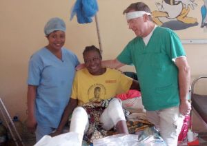 „Trotz der widrigen Umstände tragen die Menschen ihr Schicksal mit Würde“, sagt ein beeindruckter Klaus Ruhrmann über die Opfer der Explosion in der Republik Kongo. Foto: humedica