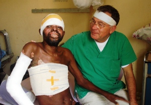 „Nach der Abreise von Prof. Domres hat sich Klaus Ruhrmann aufopferungsvoll um Yvette und Bernard gekümmert und war stets um die Verbesserung des Gesundheitszustandes der beiden Schwerverletzten bemüht“, berichtet Dr. Goma-Foutou während seines Besuches in der deutschen humedica-Zentrale. Foto: humedica