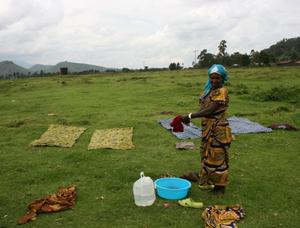 Die einzigen, wenigen Habseligkeiten, die einer Frau nach ihrer Flucht im Jahr 2008 aus der DR Kongo noch geblieben sind. Foto: humedica/Markus Köhler