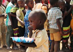 Nahrung für Geist und Körper: oft ist die angebotene Mahlzeit in der Schule die einzige für die Kinder. Foto: humedica/Katja Weber