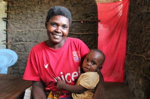 Den langen und oft beschwerlichen Weg zum mehrere Kilometer entfernten Fluss müssen Dorcas Luku und die anderen Frauen des Dorfes nun nicht mehr zurücklegen. Foto: humedica/Katja Weber