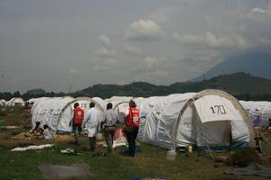 Das Transitlager nahe der kongolesischen Grenze ist ein temporärer Zufluchtsort für tausende Menschen geworden. Foto: humedica/Stefanie Huisgen
