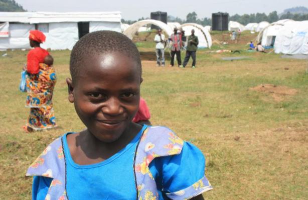 Ein Lächeln verringert die Distanz. Ein Lächeln hilft über das Erlebte hinweg. Foto: humedica/Stefanie Huisgen