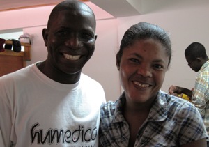 Ihr Traum und damit die Hoffnung auf eine gute Zukunft lagen unter den Trümmern. Nun kann sie wieder lachen und ihre Krankenschwesterausbildung fortführen. Foto: humedica/Maren Kuchler