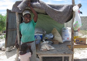 Ein Zeltvorbau, der Orpheline und ihrer Familie ein selbstbestimmtes Leben ermöglicht und ihre Lebensgrundlage darstellt. Foto: humedica
