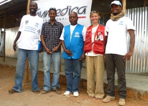 humedica-Koordinatorin Simone Winneg bei der Übergabe der Mutter-Kind-Station, für die humedica noch Gynäkologen/-innen sucht. Foto: humedica/Thomas Adelsberger