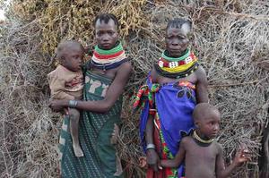 Ejem auf dem Arm seiner älteren Schwester, ihre Mutter und ein weiterer Bruder. Foto: humedica/Katja Weber