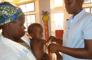 Einheimisches Personal der humedica-Klinik untersucht täglich bis zu 100 Patienten, stellt den Grad der Unterernährung fest und versorgt die Patienten dementsprechend. Foto: humedica/Tanja Osterried