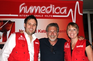 "Wir sind bei euch" war das Motto des Benefizabends von Michele Oliveri (Mitte), welches die gesamte zeit zu spüren war. Foto: humedica/Bea Schulz