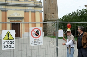 Es sind alles andere als Schreckensbilder, die in Italien sichtbar sind. Aber Warnschilder weisen darauf hin, dass die scheinbar unbeschädigten Gebäude einsturzgefährdet sind. Eine stille Katastrophe, ein kaum sichtbares Leid. Foto: humedica/Michele Oliveri