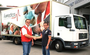 humedica-Mitarbeiter Joachim Panhans bei der Übergabe des Lastwagens mit dem Geschäftsführer der kusterer Werbetechnik, Herrn Sven Kusterer. Foto: humedica/Stefanie Huisgen