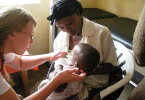 Seit mehreren Wochen versorgen Mediziner, wie Saskia Hankel, die Flüchtlinge in Nyakabande, deren Strom nicht abreist. Foto: humedica