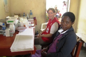 Pflegekraft und Studentin Steffa Waffenschmidt ist zum ersten Mal mit humedica im Einsatz, hatte ihre Hilfsbereitschaft aber bereits bei anderen Besuchen Afrikas unter Beweis gestellt. Foto: humedica