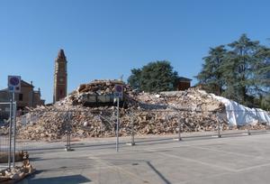 Bei dem Besuch des Epizentrums in Sant' Agostino wollte Michele Oliveri das beschädigte Rathaus zeigen, wovor er bei seinem Besuch im Mai noch ein Interview gegeben hatte. Doch anstelle des Rathauses bot sich den Besuchern eine Trümmerlandschaft mitten im Ort. Foto: humedica/Stefanie Huisgen