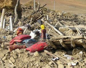 Die verzweifelte Suche nach verschüttetem Hab und Gut. Foto: humedica/Cyrus Ghiasi