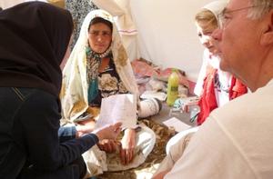 Klaus Ruhrmann und Hanna Bellmann im Gespräch mit einer Patientin. Foto: humedica/Margret Müller