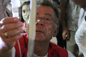 Bei zu geringer Flüssigkeitsaufnahme und unter Umständen gleichzeitig auftretender Durchfallerkrankungen, müssen die Patienten mit Infusionen stabilisiert werden. Hier humedica-Helfer Klaud Ruhrmann. Foto: humedica