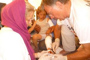 Die angehende Ärztin Hanna Bellmann und der erfahrene Pfleger Klaus Ruhrmann behandeln ein Kind mit Verbrennungen. Foto: humedica/Margret Müller