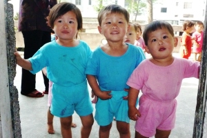 Lebensmittel, Einrichtungsgegenstände und für Kinder Spielsachen. Für uns selbstverständliche Dinge, in Nordkorea Mangelware. Foto: humedica/Wolfgang Groß