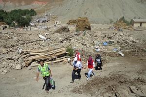Der Gang durch die völlig zerstörten Dörfer und die Begegnung mit den Betroffenen lassen auch die humedica-Einsatzkräfte nicht ungerührt. Foto: humedica/Margret Müller