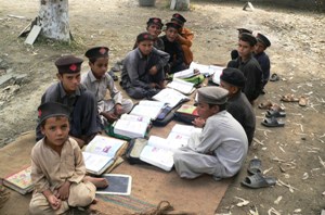Unterricht auf dem Boden wird bald für noch mehr Kinder der Vergangenheit angehören. Foto: humedica/Toni Großhauser