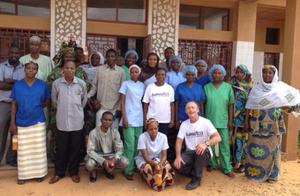 Nach seiner Rückkehr aus Kollo betont Dr. Peter Eberle, wie gut die Zusammenarbeit mit lokalem Personal in der Klinik, insbesondere mit seinem nigrischen Kollegen Dr. Marcel Choki, funktioniert habe und ist begeistert von den vielen freundlichen Menschen, die er kennenlernen durfte. Foto: humedica/Dr. Peter Eberle