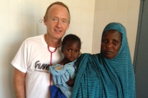 Die meisten Patienten, die der Allgemeinmediziner und Kinderarzt aus Kassel im Niger behandelte, waren Kinder. Foto: humedica/Dr. Peter Eberle