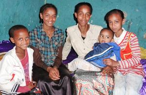 Für Emebit (Mitte) und ihre vier Kinder (v.l.n.r.: Kalkidan, Tsega, Elschaday, Haimano) bringt die Aufnahme in das Familienpatenschaftsprogramm viele positive Veränderungen mit sich und stärkt die Hoffnung auf eine Zukunft mit Perspektive. Foto: humedica/Steven Hofmann