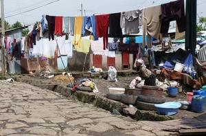Die 28-jährige Emebit wohnt mit ihrer Familie in einem Armenviertel in Addis Abeba. Dort leben die Menschen auf engstem Raum und unter widrigen Lebensumständen zusammen. Foto: humedica/Steven Hofmann