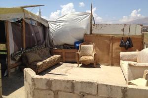 Ein Wohnzimmer unter freiem Himmel haben sich einige Flüchtlinge im Beeka-Tal in ihrer Zeltstadt errichtet. Foto: humedica/Wolfgang Groß