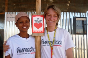 Für vier Wochen arbeitete die Gynäkologin Dr. Sonja Küster (rechts) aus Freudenstadt in der Mutter-Kind-Station im Flüchtlingscamp Melkadida und unterstützte dabei das lokale Personal, wie zum Beispiel Hebamme Fre. Foto: humedica/Thomas Adelsberger