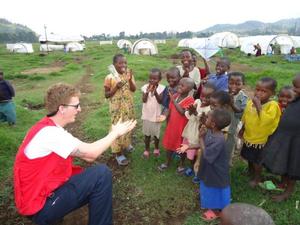 Krankenpfleger Philipp Nowack spielt mit den Kindern und wird von ihnen heiß geliebt. Foto: humedica/ Heidi Nicklin