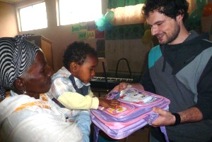 Der kleine Japsera freute sich riesig über seinen Schulranzen für die Vorschule. Kleine Dinge, die große Freude machen. Foto: humedica