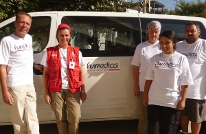 Das humedica-Team im Einsatz (v.l.n.r.): Dr. Ludger Blecher, Cindy Chielens und Sabine Brehm mit Dimitri Basha von der lokalen Partnerorganisation GWAM. Foto: humedica/Daria Napieraj