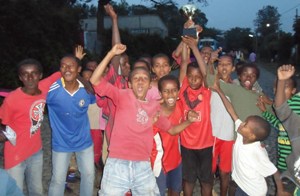 Die Kinder aus dem humedica-Familienpatenschaftsprogramm freuten sich riesig über den Sieg im Fußballturnier. Foto: humedica/Steven Hofmann