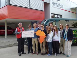 Die Klasse überreicht humedica stolz den Scheck. Foto: humedica/ Nora Welti