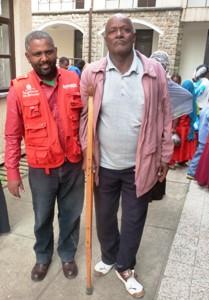 humedica-Mitarbeiter Berhe mit Tekalign, dem mit dem Arbeitszweig der Einzelfallhilfe unter die Arme gegriffen werden konnte. Foto: humedica