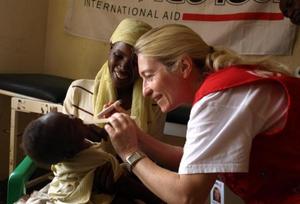 Ich (Petra) bei der Behandlung eines kleinen Patienten. Foto: humedica